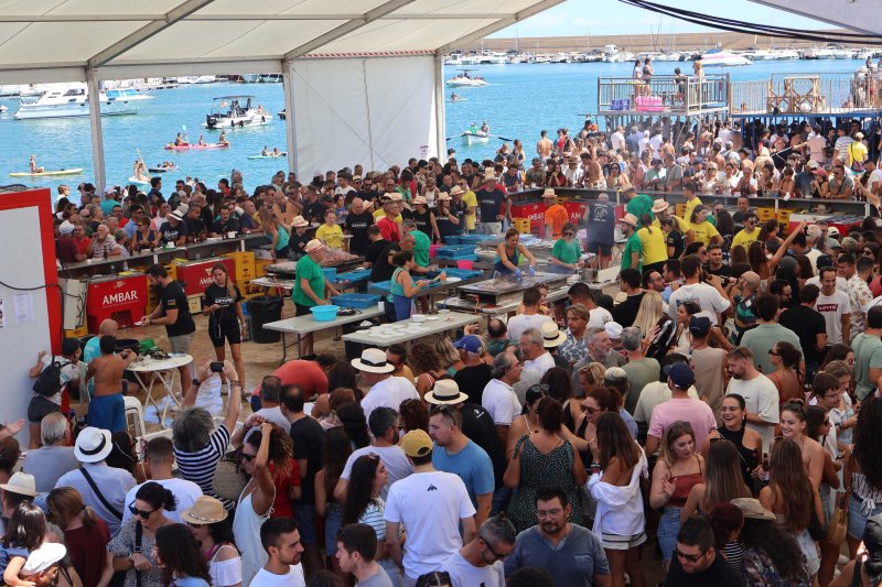 GALERIA DE FOTOS de l'estrene del BARET de les festes de DUANES: gran ambient, “botellins” a caixes i, a més… bous a la mar GALERIA DE FOTOS de l'estrene del BARET de les festes de DUANES: gran ambient, “botellins” a caixes i, a més… bous a la mar